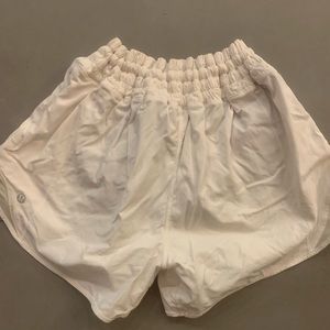 LULULEMON SIZE 4 WHITE HOTTY HOTS ‼️ (four inch tall style )